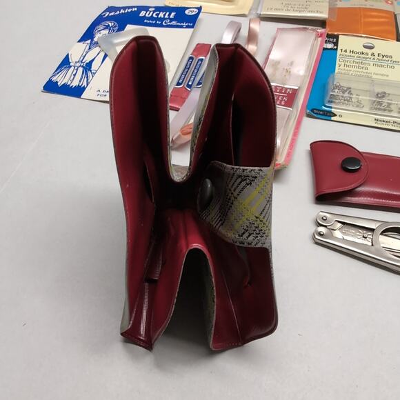 Vintage Sewing Notions Lot Zipper Button Needle Snap Pin Scissors - Picture 12 of 13